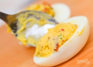 Рецепт фаршированных яиц с авокадо - фото шаг 5