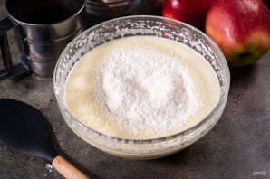 Шарлотка с яблоками и корицей - фото шаг 4