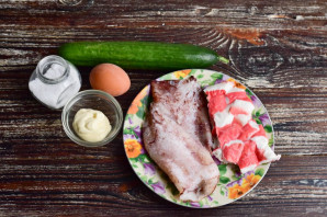 Салат с крабовым мясом и кальмарами - фото шаг 1