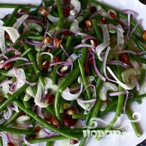 Салат с фасолью, луком и миндалем - фото шаг 6