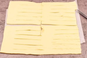 Плетеные "Хот-доги" из слоеного теста с плавленым сыром - фото шаг 2