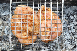 Шашлык из куриного филе на мангале - фото шаг 9