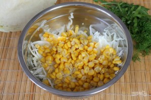 Салат с кукурузой, капустой и колбасой - фото шаг 3