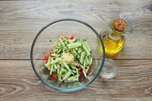 Салат с фунчозой и креветками - фото шаг 5
