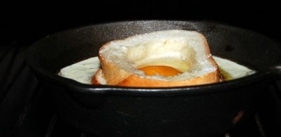 Яичница в хлебе в духовке - фото шаг 4