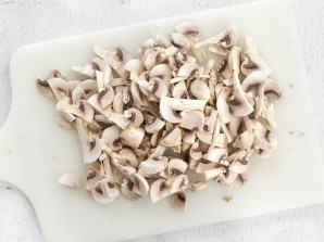 Курица с грибами в сливочно-чесночном соусе - фото шаг 1