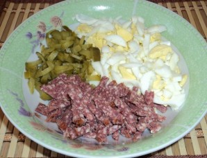 Салат с сухариками и колбасой - фото шаг 1