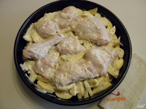Картошка с курицей в духовке под соусом - фото шаг 8
