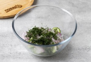Огуречный салат с красным луком и укропом - фото шаг 4