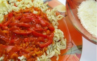 Паста с томатным соусом и сыром - фото шаг 2