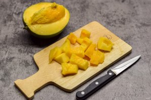 Салат с семгой и манго - фото шаг 2