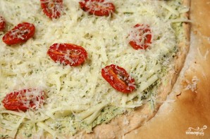 Пицца с ветчиной, козьим сыром и помидорами - фото шаг 3