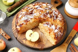 Пирог с яблоками на сковороде - фото шаг 10