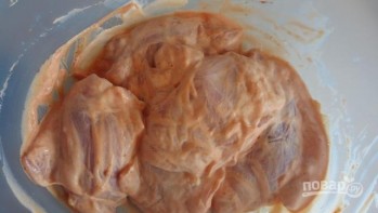 Куриные бедра в луково-сырном соусе - фото шаг 1