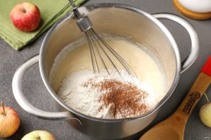 Пирог с яблоками на сковороде - фото шаг 4