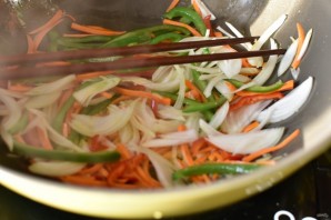 Стир-фрай из вешенок с морковью и овощами - фото шаг 7