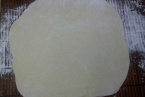 Тесто на чебуреки на молоке - фото шаг 4