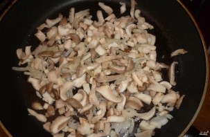 Кальмары, тушенные с грибами, луком и сыром - фото шаг 6