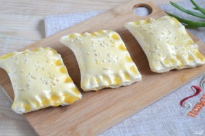 Слойки с сыром из готового слоеного теста - фото шаг 5