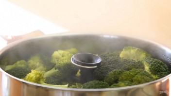 Запеканка из брокколи с салями - фото шаг 1