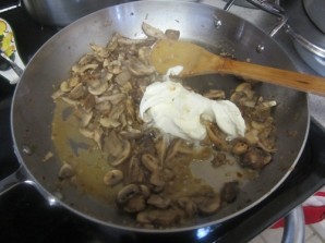 Жареные грибы с макаронами - фото шаг 10