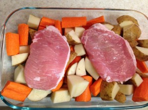 Свинина в духовке с картошкой - фото шаг 2
