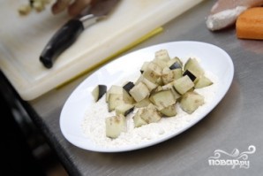 Салат с жареными баклажанами - фото шаг 2