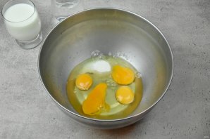 Заварные блинчики на йогурте - фото шаг 2