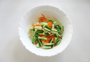 Салат с огурцами, капустой и морковью - фото шаг 3