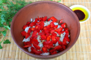 Салат с рисом и колбасой - фото шаг 4