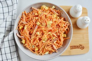 Салат с корейской морковью и сухариками - фото шаг 6