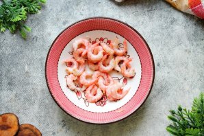 Новогодний салат с креветками - фото шаг 2