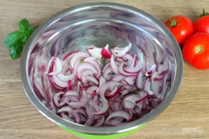 Салат из помидоров с красным луком и кунжутом - фото шаг 2