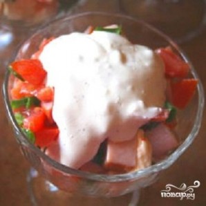 Салат с колбасой, сыром и помидорами - фото шаг 3