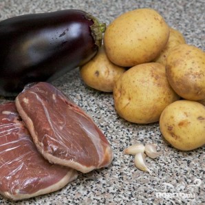 Тушенная утка с баклажанами и картофелем - фото шаг 1