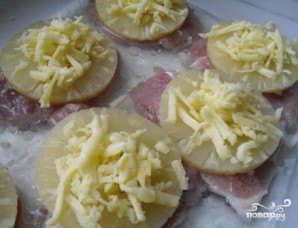 Мясо с ананасом и сыром в духовке - фото шаг 4