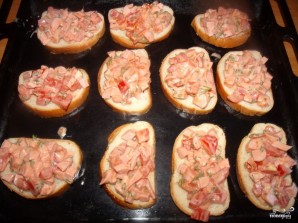 Горячие бутерброды с сосисками на скорую руку - фото шаг 4