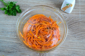 Морковь по-корейски без уксуса - фото шаг 7