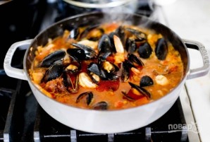 Жаркое с рыбой и морепродуктами в томатном соусе - фото шаг 3
