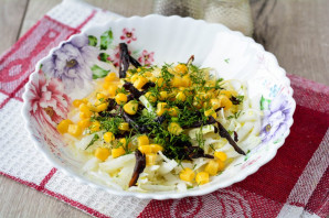 Салат с кукурузой и черносливом - фото шаг 6