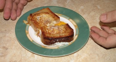 Бутерброд с яйцом на сковороде - фото шаг 5