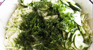 Салат из свежей капусты с огурцами - фото шаг 3