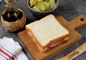 Сэндвич с жареной колбасой и чипсами - фото шаг 5