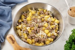 Простой мясной пирог с картошкой