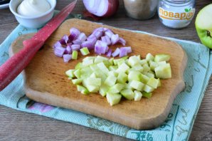 Немецкий салат с селедкой, яблоком и картошкой - фото шаг 4