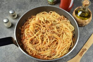 Спагетти с анчоусами и каперсами в томатным соусе - фото шаг 8