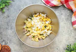 Салат с ананасами