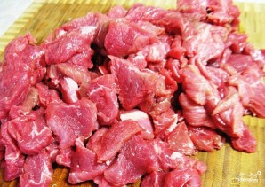 Тушеное мясо в помидорно-луковой подливке - фото шаг 3