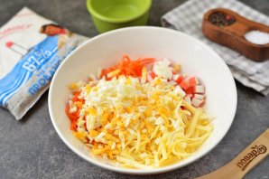 Салат из крабовых палочек, моркови по-корейски и сыра - фото шаг 3