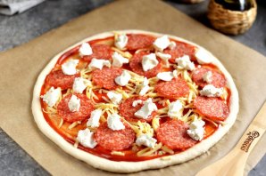 Пикантная пицца с Чоризо и тремя сырами - фото шаг 6